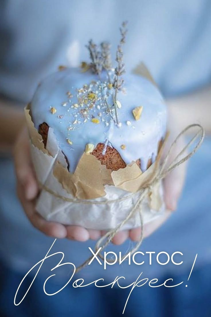 Кулич пасхальный в женских руках